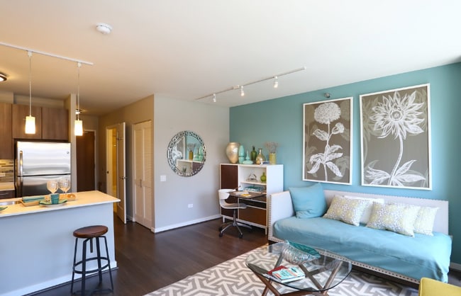 Photo - 360 W Illinois St