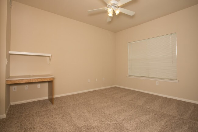 Escritorio de computación empotrado - Oak Grove