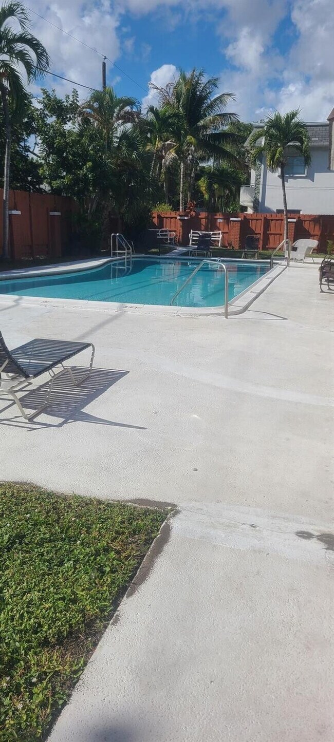 Photo - 320 SW 1st St Unit D 6