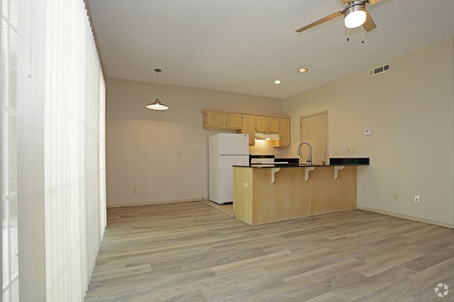 1BR, 1BA - 600 SF
