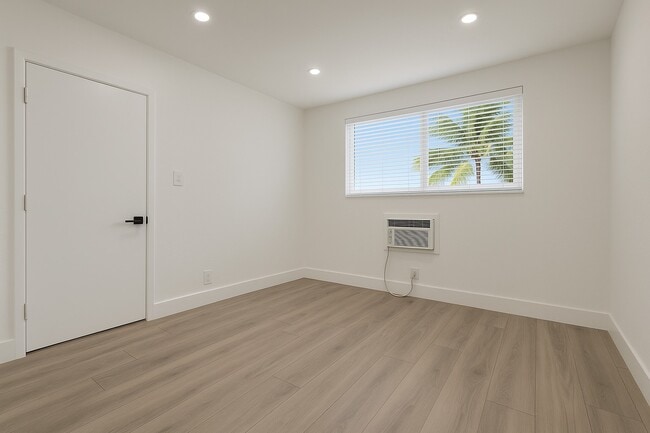 Photo - DANIA POINTE APTS