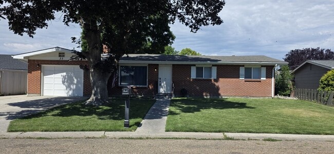 Building Photo - Updated 3 Bedroom, 2 Bathroom Home