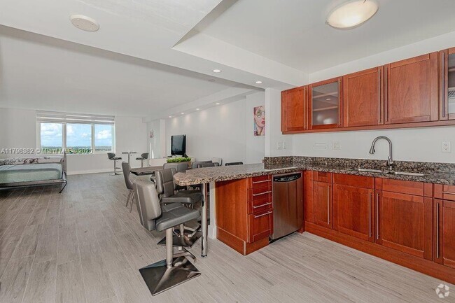 Building Photo - 2301 Collins Ave Unit 1531 Rental