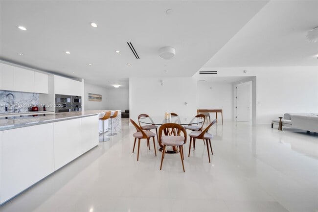 Photo - 10201 Collins Ave Unidad 2506