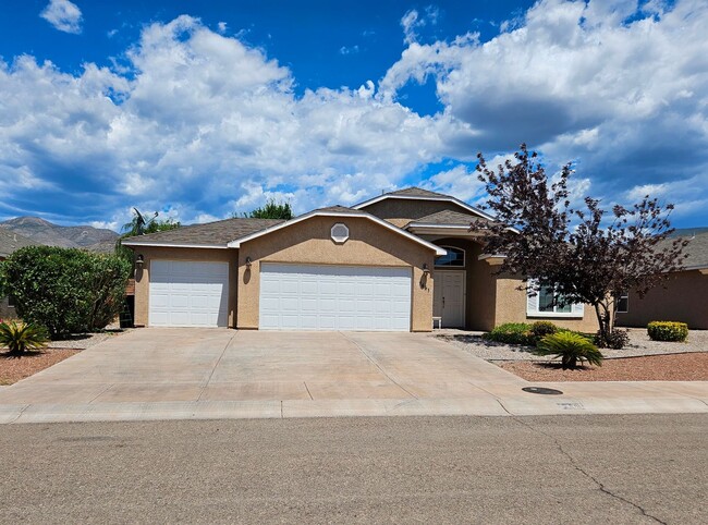 Building Photo - Spacious Golf Course Area Home with 4 Bedr...