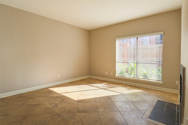 Photo - 2025 Augusta Dr Unidad 1005