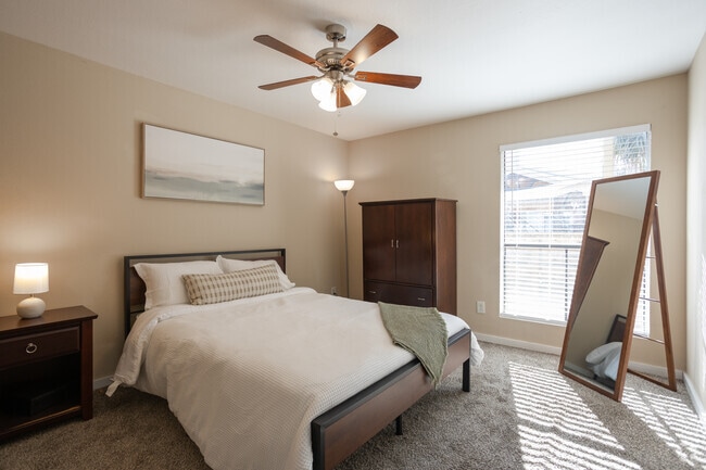 2BR, 2BA - 930SF
