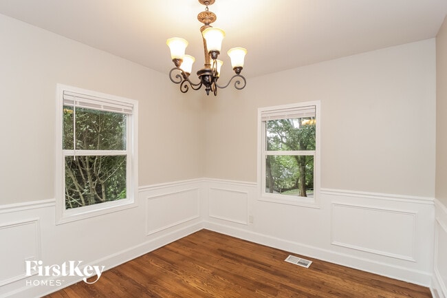 Photo - 476 Rigby St NE