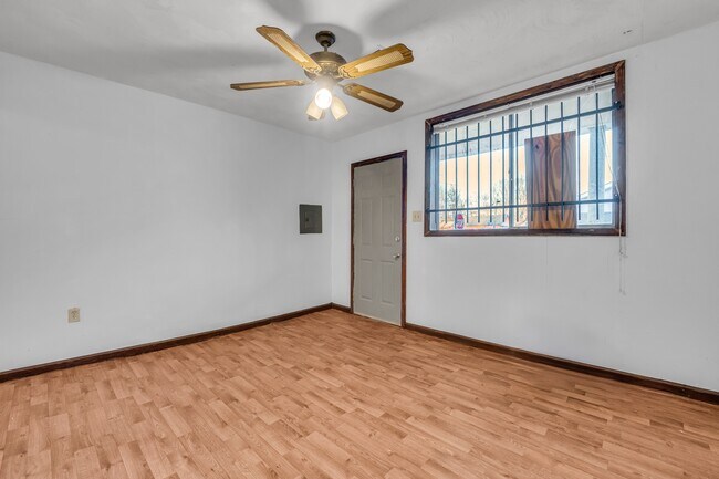 Photo - 523 18th St N