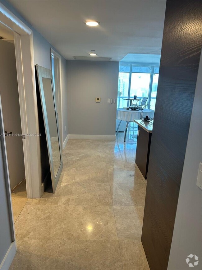 Building Photo - 495 Brickell Ave Unit 5211 Rental