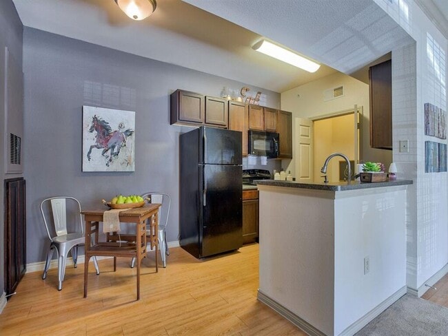 Building Photo - Oak Hollow Rental