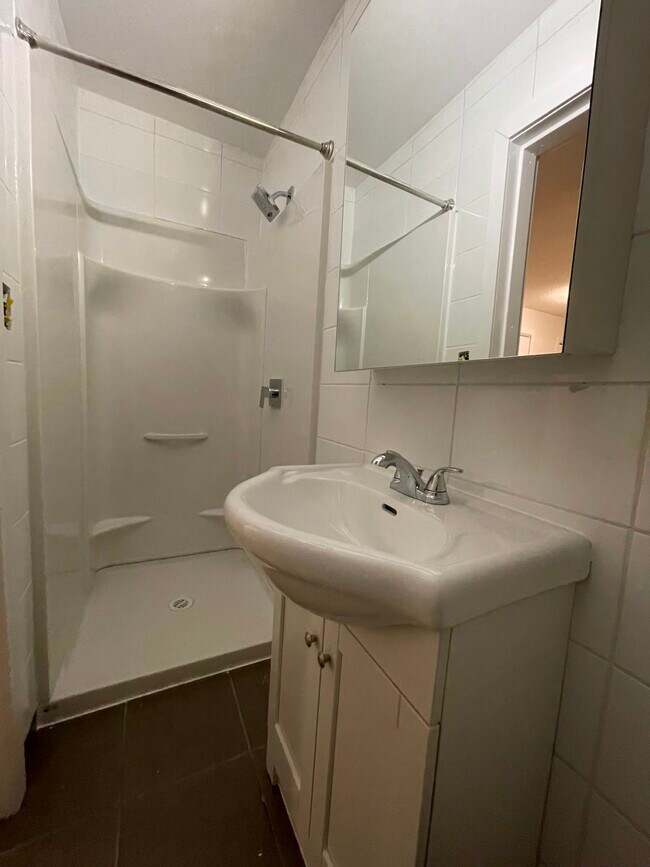 Stunning 2 Bedroom/1 Bath in beautiful Seymour Heights