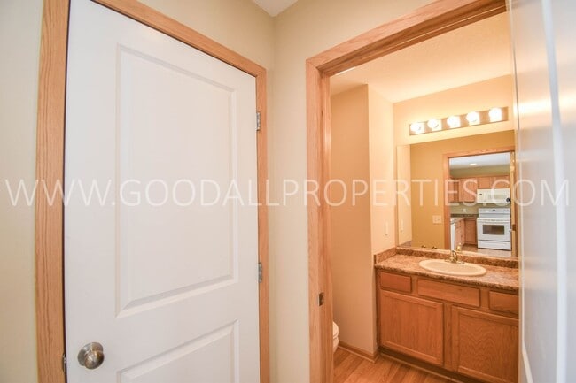 Photo - WINTER SPECIAL!! $1425 for a 2 Bedroom, 2.5 Bath Townhome in Urbandale near the walking trails!!!