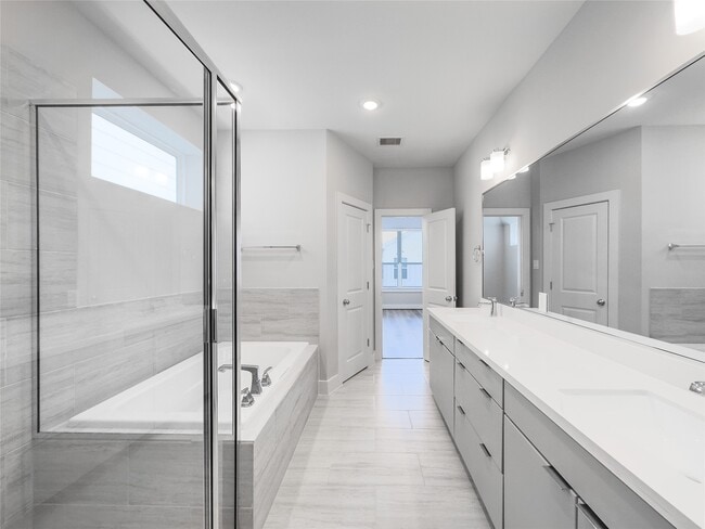 Building Photo - 1250 N Post Oak Rd