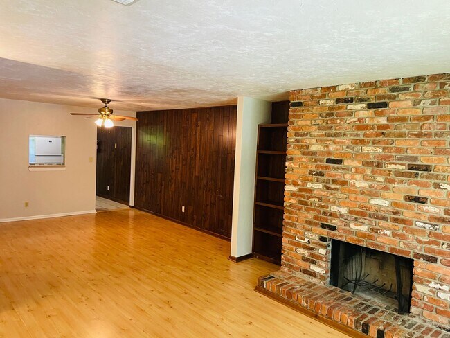 Building Photo - 1230 Alachua Ave Unit C