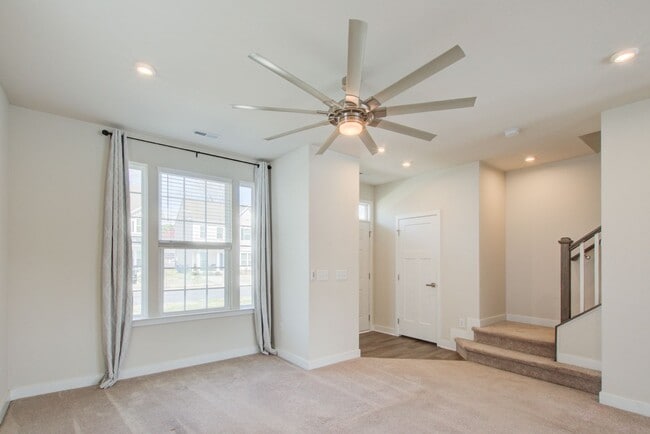 Photo - 255 Goldenstar Ln