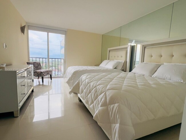 Photo - 19355 Turnberry Way Unidad 10A