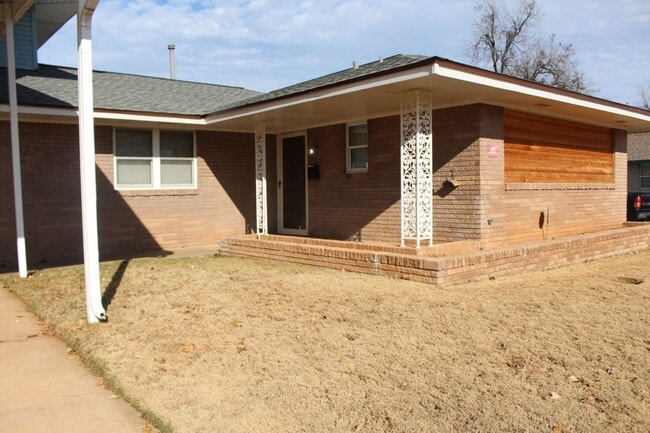 Photo - Huge Playroom - Family Room!