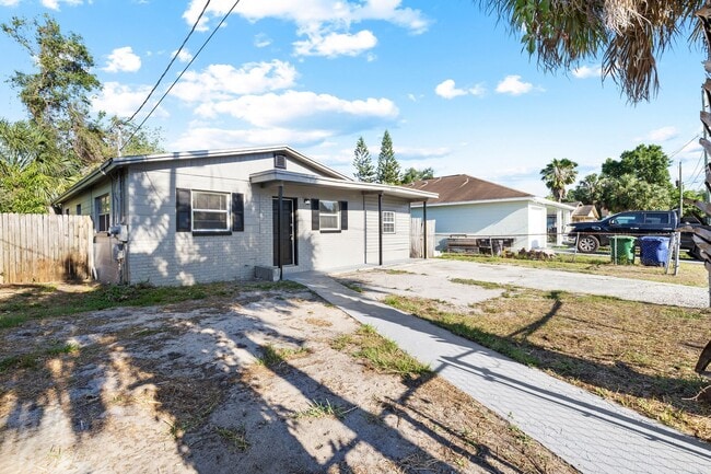 Photo - Spacious 3bdrm/1bath with bonus room ** $1,595.00 ** Section 8 OK ** Ready NOW **