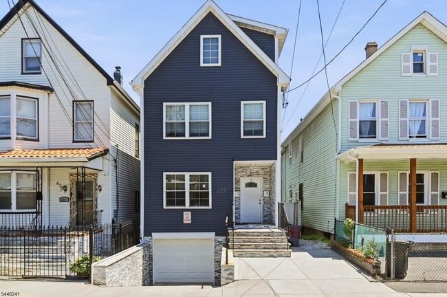 Building Photo - 469 Henry St