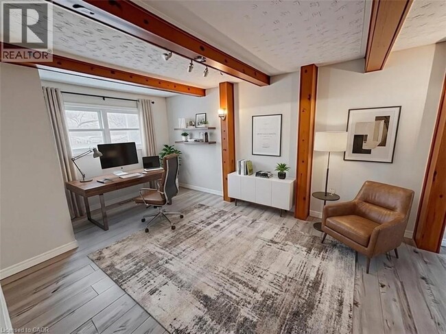 Photo - 122 Weber St S