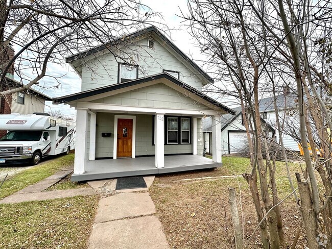 Building Photo - Available April 1st - Beautifully Renovate... Rental