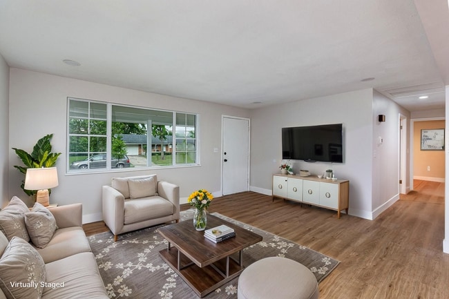 Photo - 722 Castro Ln