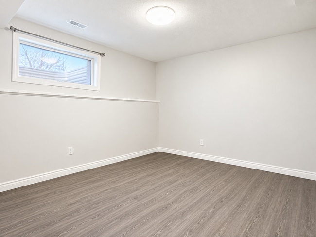 3810 25 Av NW