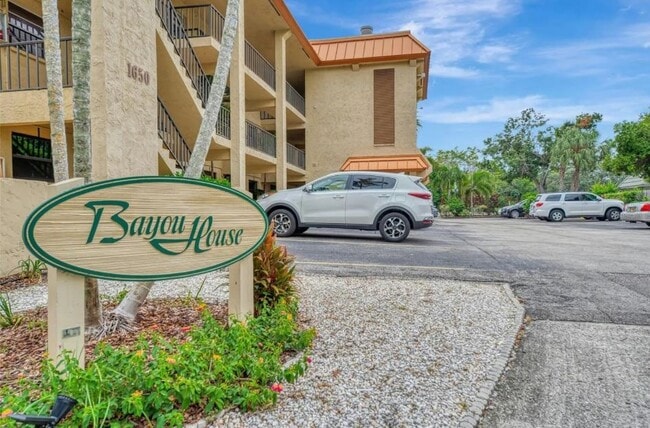 Building Photo - 1650 Pine Tree Ln Unit 104