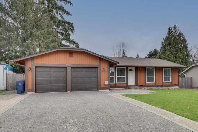 Building Photo - Kirkland Rambler with Amazing Back Yard!