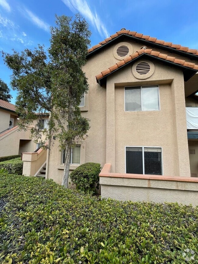 Building Photo - Fantastic 2br/2Ba Bottom Floor Condo in Th...