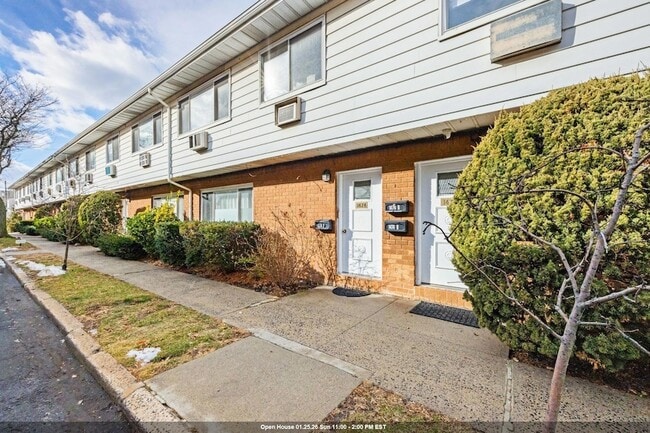 Building Photo - 1474 68th St Unit Apt B