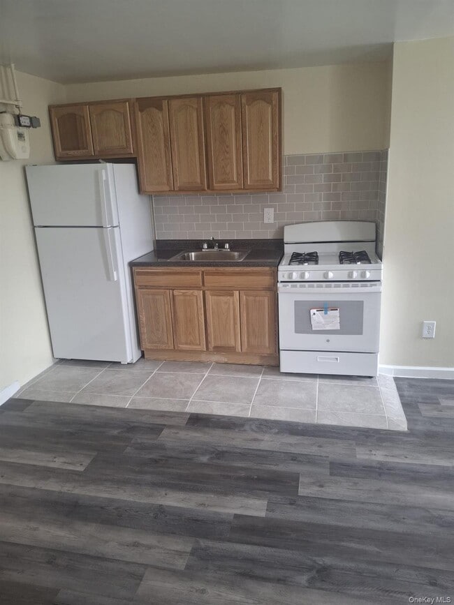 Building Photo - 2015 Southern Blvd Unit 8E