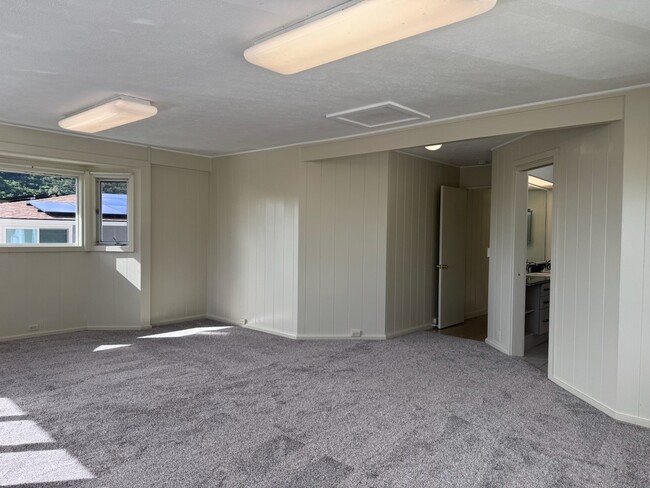 3br - 3 Bed/2 Bath House with Family Room - Convenient Honolulu Location