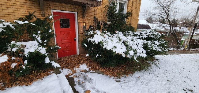 Building Photo - Alice St Triplex Unit 1