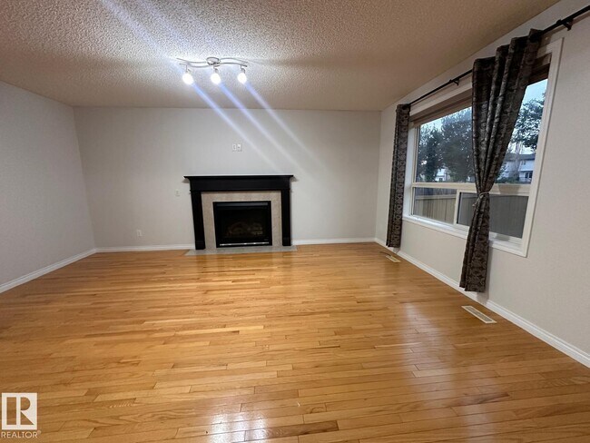 Photo - 1569-137A 37a Ave NW