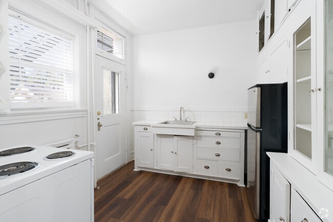 1BR, 1BA - 802SF - Kitchen