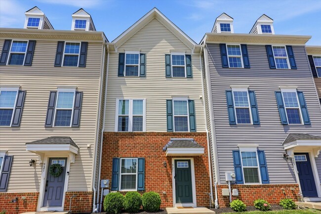 Building Photo - Luxury 3B/2.5B Townhome Just Steps from Downtown West Chester