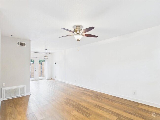 Photo - 6211 Manor Rd