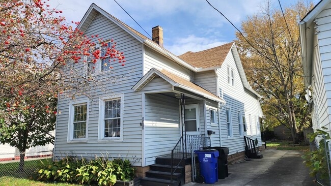 Building Photo - Rent ready!