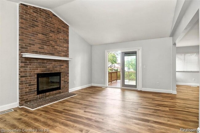 Photo - 21385 Deerfield Dr