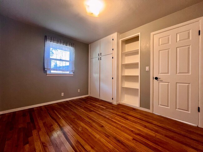 Photo - CHARMING ONE LEVEL HOME W/ GARAGE! W/S/G INCLUDED!