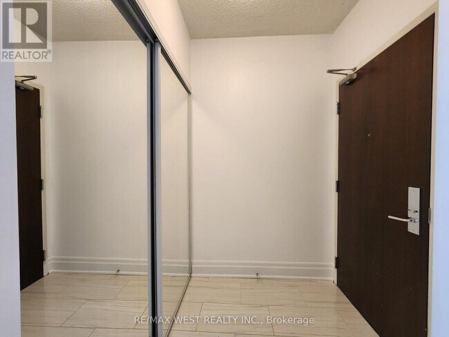 Photo - 1 Upper Duke Crescent Unité 409A