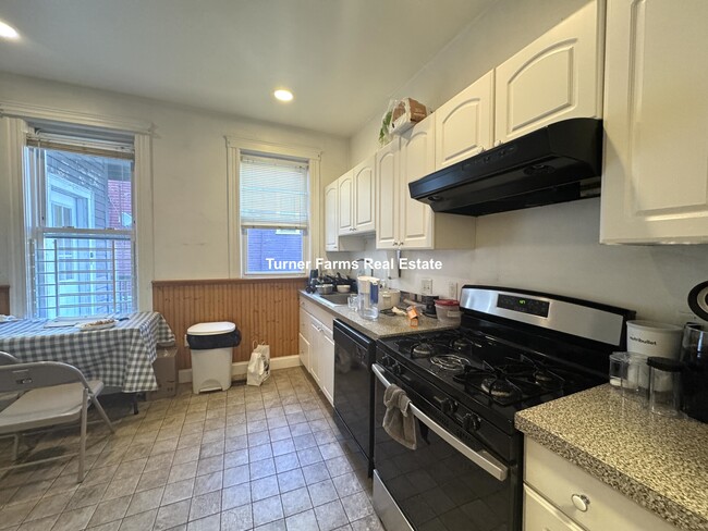 Building Photo - 37 Hillside St Unit 1