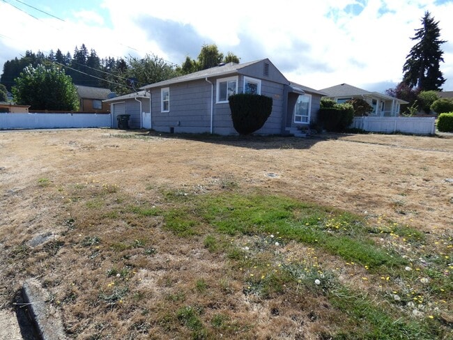 Building Photo - Centrally Charming