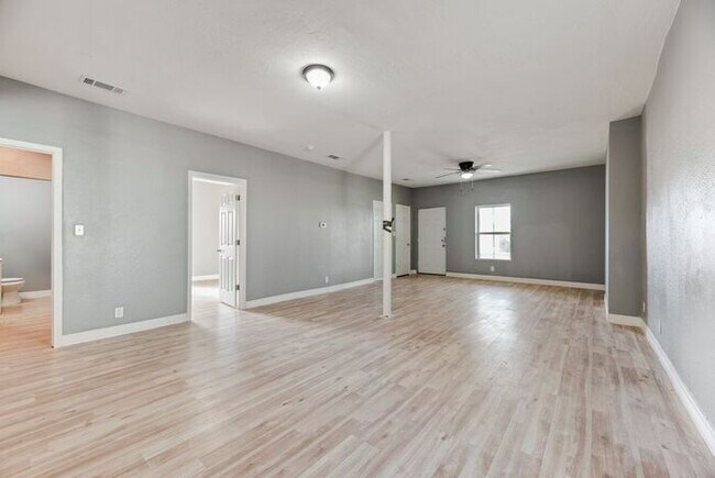 Photo - 815 N Travis St