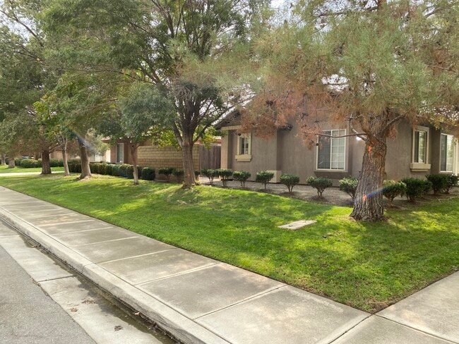 Curbside #2 - 725 Greenwood Meadow Ln Unit 1