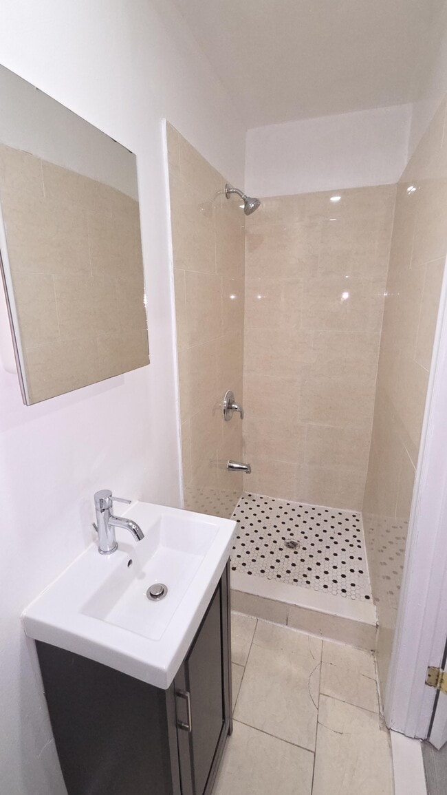 Photo - 1299 Gerrard St E Unit 4