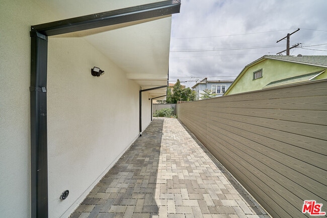 Photo - 601 W 41st Pl