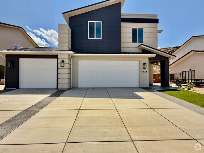 Building Photo - BRAND NEW Four Bedroom Townhome in Desert ...